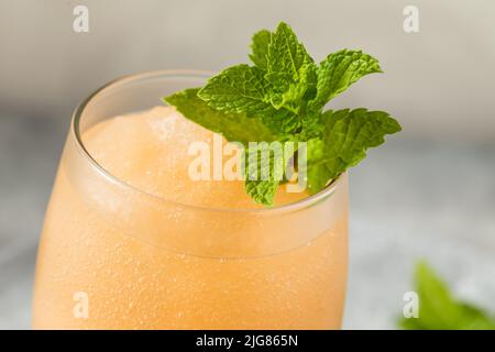 Boozy Frozen Rum piantatrici Punch con lime e menta Foto Stock