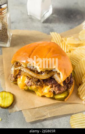 Cheeseburger Juicy Lucy fatto in casa con Cheddar e patatine Foto Stock