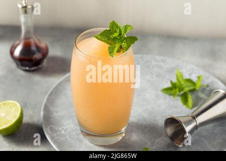 Boozy Frozen Rum piantatrici Punch con lime e menta Foto Stock