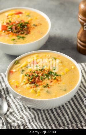 Zuppa di mais estiva fatta in casa con patate e pancetta Foto Stock