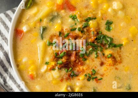 Zuppa di mais estiva fatta in casa con patate e pancetta Foto Stock