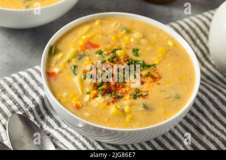 Zuppa di mais estiva fatta in casa con patate e pancetta Foto Stock