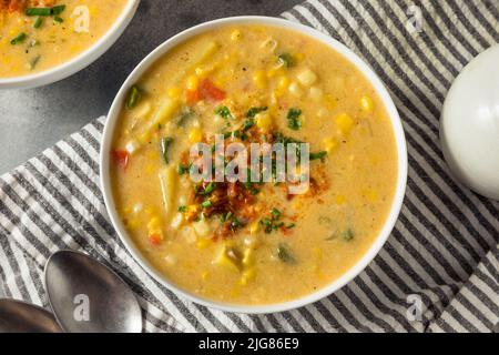 Zuppa di mais estiva fatta in casa con patate e pancetta Foto Stock