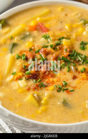 Zuppa di mais estiva fatta in casa con patate e pancetta Foto Stock