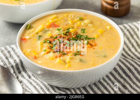 Zuppa di mais estiva fatta in casa con patate e pancetta Foto Stock