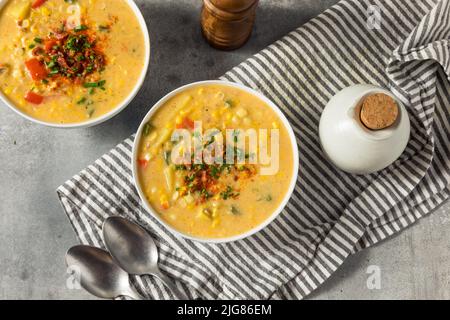 Zuppa di mais estiva fatta in casa con patate e pancetta Foto Stock