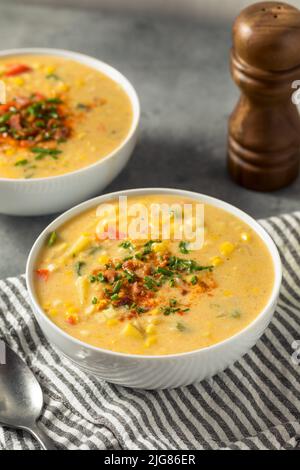 Zuppa di mais estiva fatta in casa con patate e pancetta Foto Stock