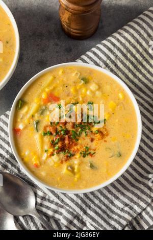 Zuppa di mais estiva fatta in casa con patate e pancetta Foto Stock