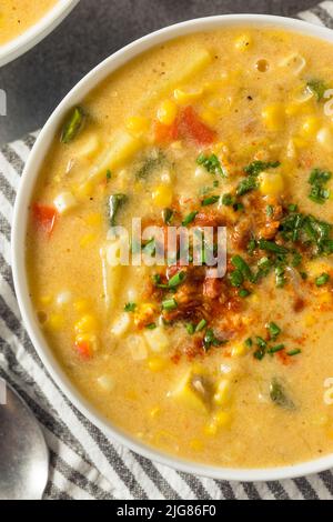 Zuppa di mais estiva fatta in casa con patate e pancetta Foto Stock