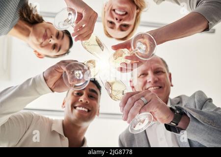 Si sono impacchettati per l'anno. Sotto il colpo di un gruppo di colleghi di affari che hanno una bevanda celebrativa in un ufficio. Foto Stock