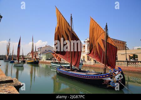 2 luglio 2022, Cesenatico/Bellaria Igea Marin, ForlÃ¬ Cesena/Rimini, Italia: Museo Marittimo di Cesenatico . Barche storiche lungo il fiume. Il museo, ospitato nella parte più interna e più antica del Porto canale Leonardesco, è costituito da dieci barche tradizionali dell'Adriatico, in estate, sono dotate delle variopinte 'vele al terzo' decorate con simboli che identificano le famiglie dei pescatori. (Credit Image: © Pasquale Senatore/Pacific Press via ZUMA Press Wire) Foto Stock