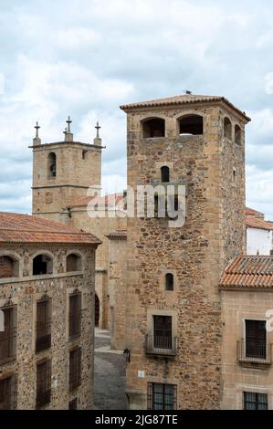 Antichi edifici in Caceres Spagna, un sito patrimonio dell'umanità e medievale collina città in Estremadura Spagna Foto Stock