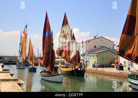 2 luglio 2022, Cesenatico/Bellaria Igea Marin, ForlÃ¬ Cesena/Rimini, Italia: Museo Marittimo di Cesenatico . Barche storiche lungo il fiume. Il museo, ospitato nella parte più interna e più antica del Porto canale Leonardesco, è costituito da dieci barche tradizionali dell'Adriatico, in estate, sono dotate delle variopinte 'vele al terzo' decorate con simboli che identificano le famiglie dei pescatori. (Credit Image: © Pasquale Senatore/Pacific Press via ZUMA Press Wire) Foto Stock