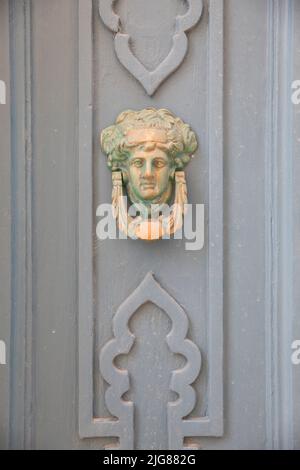 Particolare di porta d'ingresso ornata con porta knockker, Baska resort, Krk Island, Kvarner Bay, Primorje-Gorski Kotar County, Croazia, Europa Foto Stock