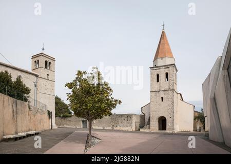 Piazza della città con monastero e chiesa di San Francesco (a sinistra) e la chiesa di nostra Signora della Salute (a destra) nella città vecchia, città di Krk, isola di Krk, Kvarner Bay, Primorje-Gorski Kotar County, Croazia, Europa Foto Stock