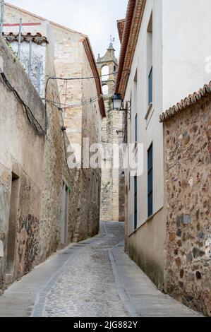 Antichi edifici in Caceres Spagna, un sito patrimonio dell'umanità e medievale collina città in Estremadura Spagna Foto Stock