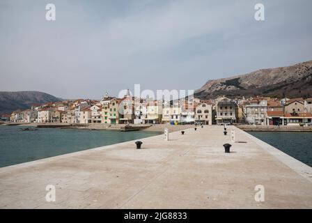 Vista dal porto alla località di Baska, la costa adriatica, l'isola di Krk, la baia di Kvarner, la contea di Primorje-Gorski Kotar, Croazia, Europa Foto Stock