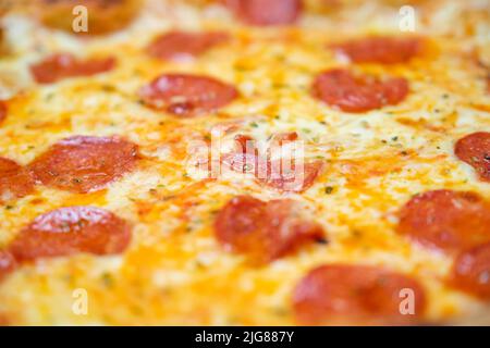 Primo piano con pizza al peperone appena sfornata. Foto Stock