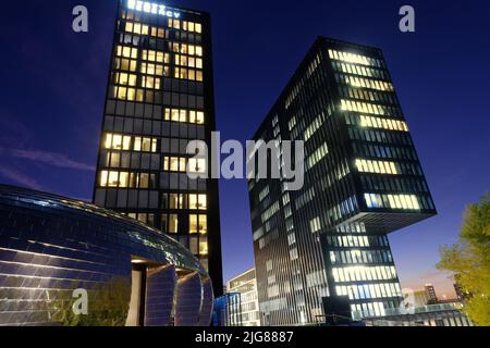 Hotel Hyatt Regency am Medienhafen alla luce della sera, Düsseldorf, Renania settentrionale-Vestfalia, Germania Foto Stock