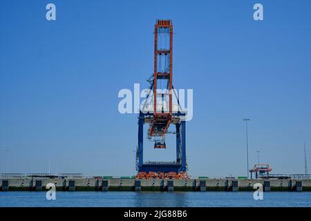 ROTTERDAM, PAESI BASSI - nuovo terminal container con una nave container molto grande e in primo piano una nave container più piccola sul Maas Foto Stock