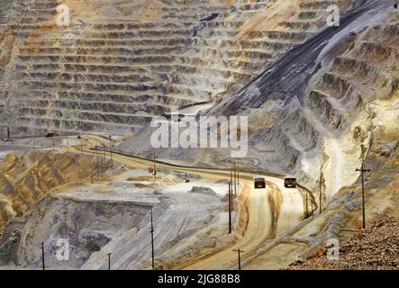 Grande sito di cava. Grande dumper da miniera giallo in cantiere. Caricamento della sabbia nel carrello. Produzione minerals utili. Macchinari per l'estrazione di dumper da miniera a tr Foto Stock