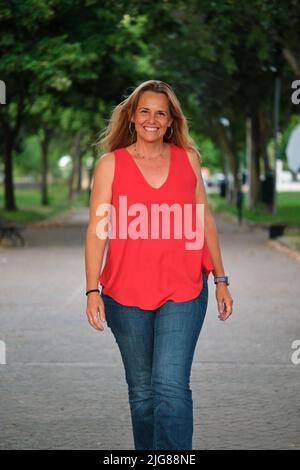 Ritratto a tutta lunghezza della donna bionda matura sorridente. Foto Stock
