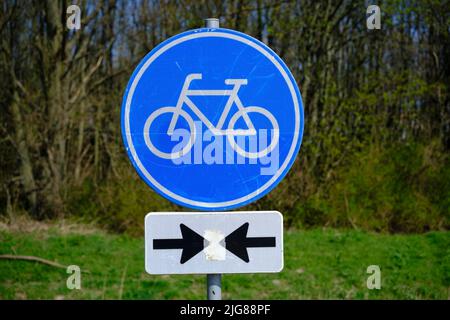 Cartello stradale per una corsia per biciclette a due vie. Nei Paesi Bassi ci sono molte piste ciclabili. Foto Stock