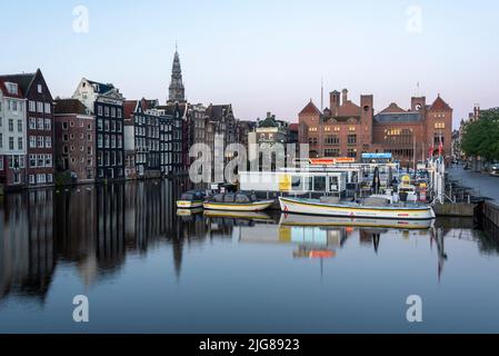 Case caratteristiche, canale Damrak, Amsterdam, Paesi Bassi Foto Stock