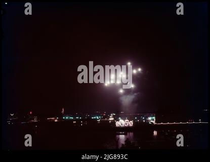 Fuochi d'artificio sulla città di Westminster, Greater London Authority, 02-06-1953. Fuochi d'artificio sul Tamigi per celebrare l'incoronazione della regina Elisabetta II, con i volti della regina Elisabetta, del principe Filippo, del principe Carlo e della principessa Anna raffigurati in luci. Foto Stock