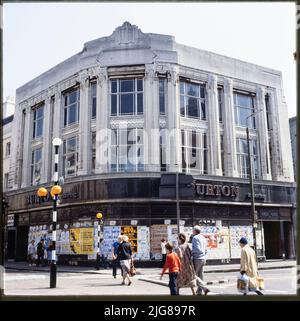 13-14 Nelson Street, Greenwich, Greenwich, Greater London Authority, 1970s-1980s. L'ex negozio Burton all'angolo tra Nelson Street e Greenwich High Road, che mostra la facciata curva e i poster che coprono il piano terra dello shopping. Le pietre della Fondazione sono state posate presso il negozio Burton da Stanley Howard Burton e Barbara Jessie Burton nel 1932. Foto Stock