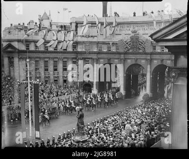 Incoronazione della Regina Elisabetta II, The Mall, City of Westminster, Greater London Authority, 02-06-1953. Una vista dalla Cittadella che mostra la processione dell'incoronazione della Regina Elisabetta II mentre passa sotto l'Arco dell'Ammiragliato. Foto Stock