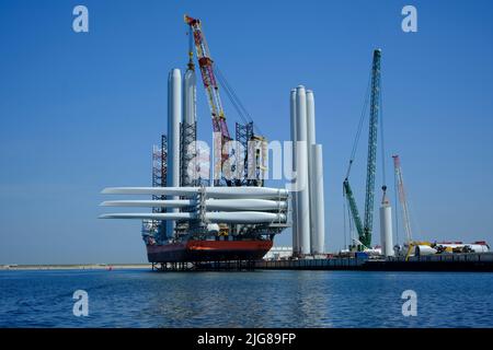 Una grande nave offshore con una gru e un eliporto è ormeggiata nel porto marittimo di Rotterdam. Un'imbarcazione Jack-up per l'uso nell'industria eolica offshore Foto Stock