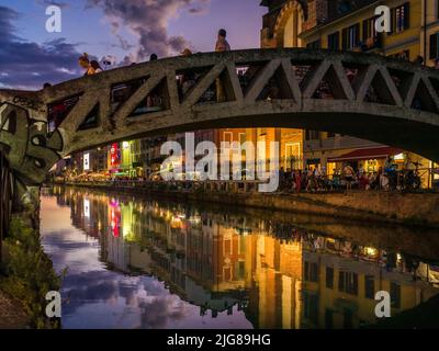 Italia, Milano, vita notturna, Navigli, luce notturna Foto Stock