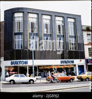 Burton, 2 - 6A High Street, Southampton, City of Southampton, 1982-1999. La facciata ricurva di granito scuro del negozio Burton al 2-6a High Street. L'edificio è stato demolito intorno al 2018, anche se la facciata è stata mantenuta con l'intenzione di incorporarlo nel nuovo sviluppo sul sito. La facciata e' una delle molte facciate di granito che caratterizzare i negozi di Burton. Altri negozi includono Reading, Kingston upon Hull e Bournemouth. Foto Stock