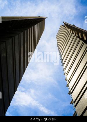 Italia, Milano, grattacieli dal basso Foto Stock