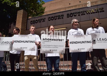 Londra, Regno Unito. 8th luglio 2022. Gli attivisti si sono riuniti al di fuori della corte della corona di Southwark per protestare contro la caccia alle volpi e hanno chiesto che la Legge di Caccia fosse rafforzata il terzo giorno dell'udienza di appello di Mark Hankinson. Hankinson, un ex direttore disgregato dell'Ufficio di caccia e cacciatore, è stato ritenuto colpevole di incoraggiare o aiutare altri a utilizzare la "caccia ai sentieri" come copertura per inseguire e uccidere illegalmente volpi. Credit: Vuk Valcic/Alamy Live News Foto Stock