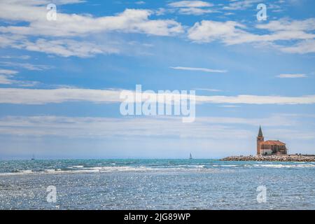 Italia, Veneto, provincia di Venezia, città di Caorle, la chiesa di nostra Signora dell'Angelo vista dalla spiaggia di Levante Foto Stock