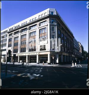 Marks and Spencer, 458-464 Oxford Street, City of Westminster, Greater London Authority, 1970s-1990s. L'ammiraglia Marks and Spencer Store al 458-464 di Oxford Street, all'angolo con Orchard Street, vista da sud-est. Il negozio ha aperto nel novembre 1930. La reputazione di Bovis Limited ha costruito il negozio in 17 giorni. NatWest Bank ha condiviso i locali al piano terra e al primo piano fino al 1994. Il logo della banca può essere visto in questa fotografia visualizzata nelle finestre del primo piano. Foto Stock