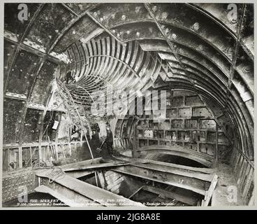 Queensway Tunnel, Liverpool, 24-02-1932. Vista interna del Queensway Tunnel durante la costruzione, che mostra gli uomini che lavorano alla stazione di ventilazione dei fratelli edifici. La stampa è annotata come "contratto n. 4" e "Bretherton Buildings Ventilation Station. Condotti di scarico e tunnel del ricevitore". Foto Stock