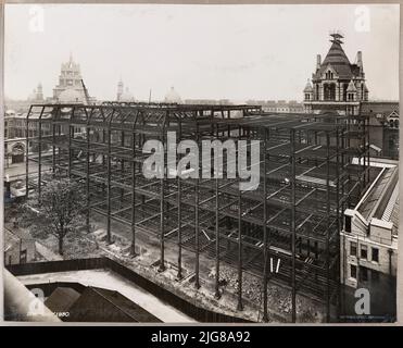 Geological Museum, Exhibition Road, Kensington, Kensington e Chelsea, Greater London Authority, 31-10-1930. Una vista sopraelevata da nord-ovest che mostra le strutture in acciaio del Museo Geologico durante la costruzione. Il Museo Geologico si è trasferito dal suo sito in Jermyn Street a questo nuovo edificio in Exhibition Road nel 1935. Il nuovo museo è stato progettato da Sir Richard Allison e John Hatton Markham dell'H M Office of Works. I telai in acciaio utilizzati per la costruzione dell'edificio sono stati fabbricati da Banister, Walton e Co. Ltd. Il Museo Geologico successivamente è diventato parte del Natural Histo Foto Stock