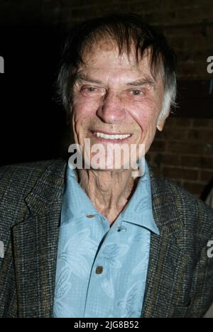 **FOTO DEL FILE** Larry Storch è passato. NEW YORK, NY- AGOSTO 2: Larry Storch partecipa a una lettura del Mama a mezzanotte, tenuto al First Floor Theatre a la Mama etc., il 2 agosto 2008, a New York City. Credit: Joseph Marzullo/MediaPunch Foto Stock