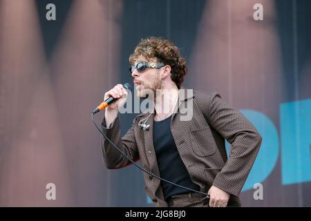 Glasgow, Regno Unito. 08th luglio 2022. TOM GRENNAN e la sua band hanno suonato il festival musicale TRNSMT a Glasgow Green, Glasgow, Scozia, Regno Unito. Il festival, che si svolge per tre giorni, dovrebbe essere un sell out con migliaia di appassionati di musica da tutto il paese a cui partecipare. Questa è la prima volta che il festival si svolge dal covid lockdown. Credit: Findlay/Alamy Live News Foto Stock