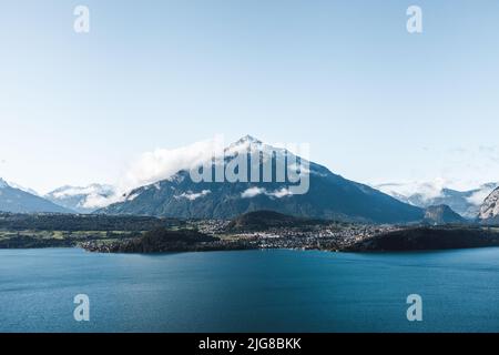 Un bel colpo di lago Thunersee sullo sfondo del monte Niesen in Svizzera Foto Stock