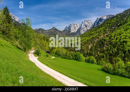 Austria, Tirolo, Kufsteinerland, Ebbs, Kaisertal contro Kaisergebirge, Vista vicino Pfandlhof Foto Stock