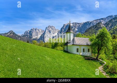 Austria, Tirolo, Kufsteinerland, Ebbs, Kaisertal, Antonius Cappella contro i Monti Kaiser Foto Stock