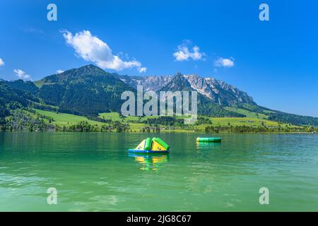 Austria, Tirolo, Kaiserwinkel, Walchsee, Walchsee contro i monti Kaiser Foto Stock