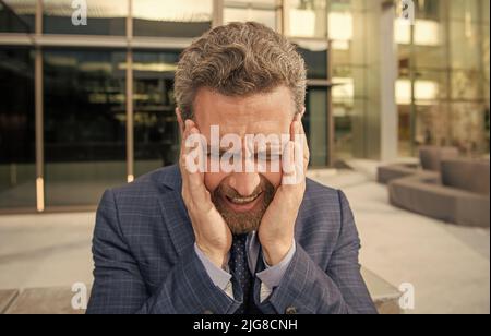 il dirigente del direttore esprime le emozioni. ritratto maturo del boss bearded. uomo d'affari frustrato Foto Stock