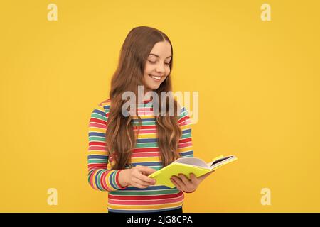 Lettura per il suo proprio godimento. Felice ragazza leggere il libro. Home Reading. Istruzione scolastica Foto Stock