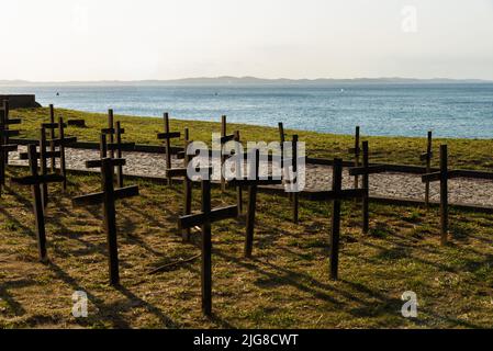 Un cimitero con croci fissate al suolo in onore di quelli uccisi dal covid-19 a Salvador, Bahia, Brasile Foto Stock