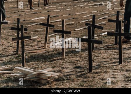 Un cimitero con croci fissate al suolo in onore di quelli uccisi dal covid-19 a Salvador, Bahia, Brasile Foto Stock